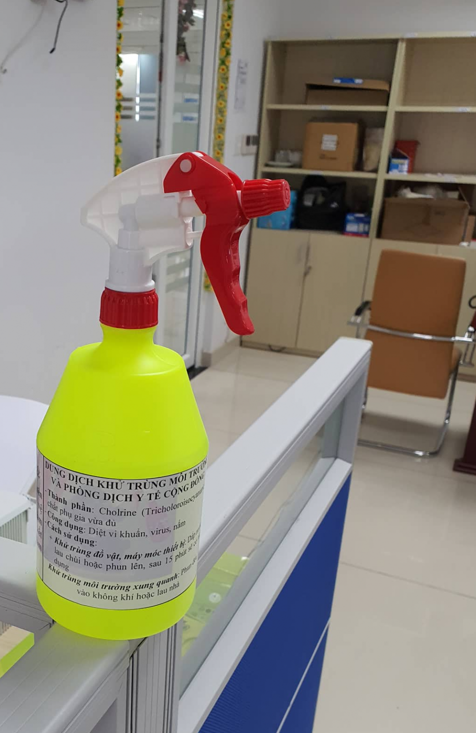 Mỗi phòng làm việc đều được trang bị dung dịch khử trùng đồ vật, máy móc thiết bị, đảm bảo nơi làm việc luôn sạch sẽ, gọn gàng, môi trường làm việc trong lành